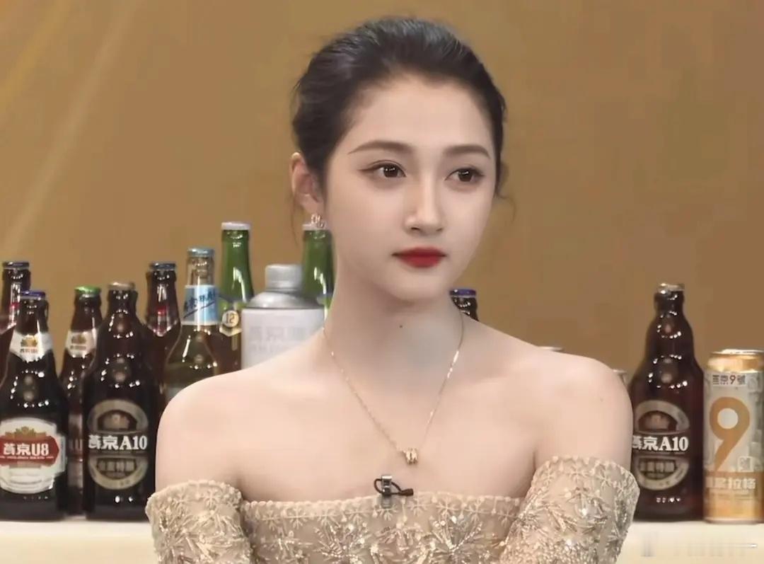 关晓彤是不是瘦了很多今天品牌活动状态好美