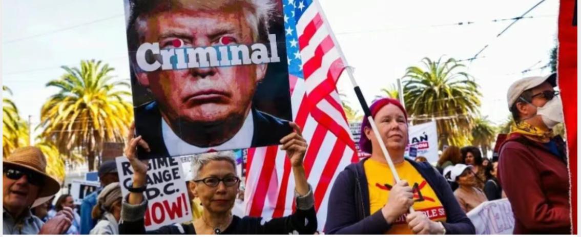 现实打脸来了，美国50州全乱套，900多万人上街，这次抗议要创历史了！特朗