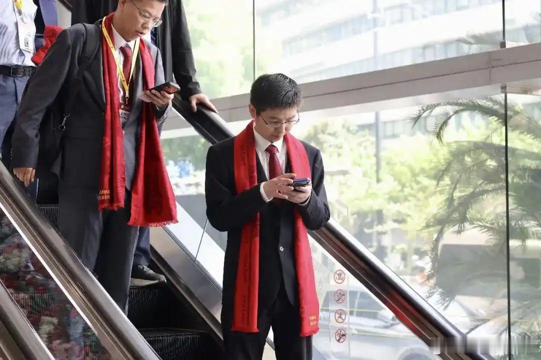 【#90后首富王兴兴打造最年轻的富豪天团##宇树科技上市后多位员工身家暴涨#】8月19日，宇树科技正