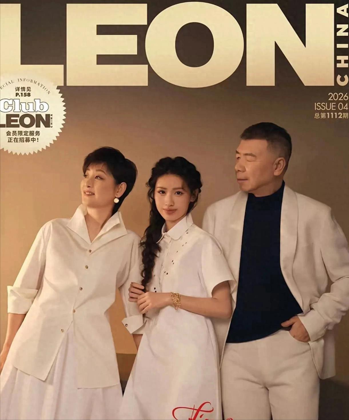 冯小刚徐帆和养女徐朵，一家三口拍春节全家福！不得不说，两口子对这个收养的孩子好到