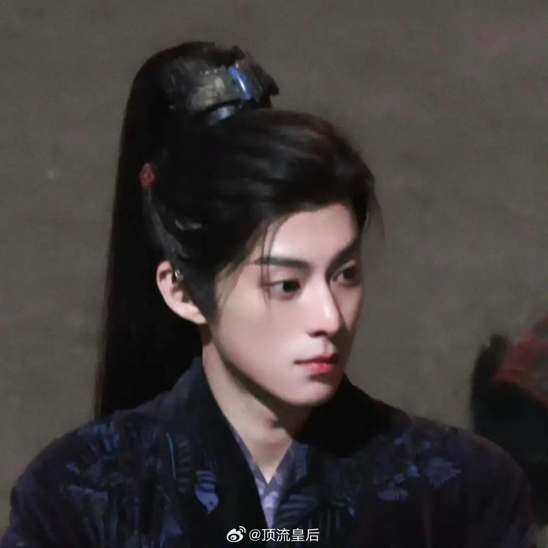 王鹤棣谢景行路透，气宇轩昂，阳刚之气很足。