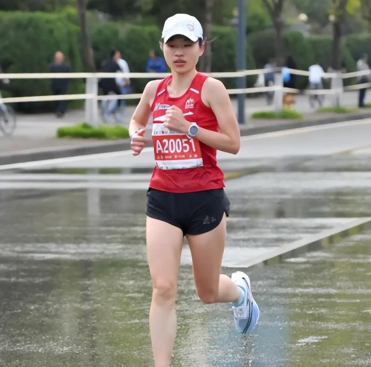“最快女护士”张水华，2个月靠跑步挣了20万，却不想做网红。12月7日，深圳马