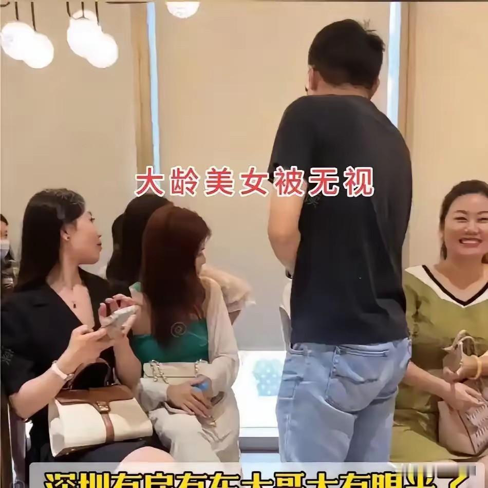 深圳一场相亲活动会上，一位打扮朴素的女孩坐在角落里，她没有想过要相亲成功，之所以