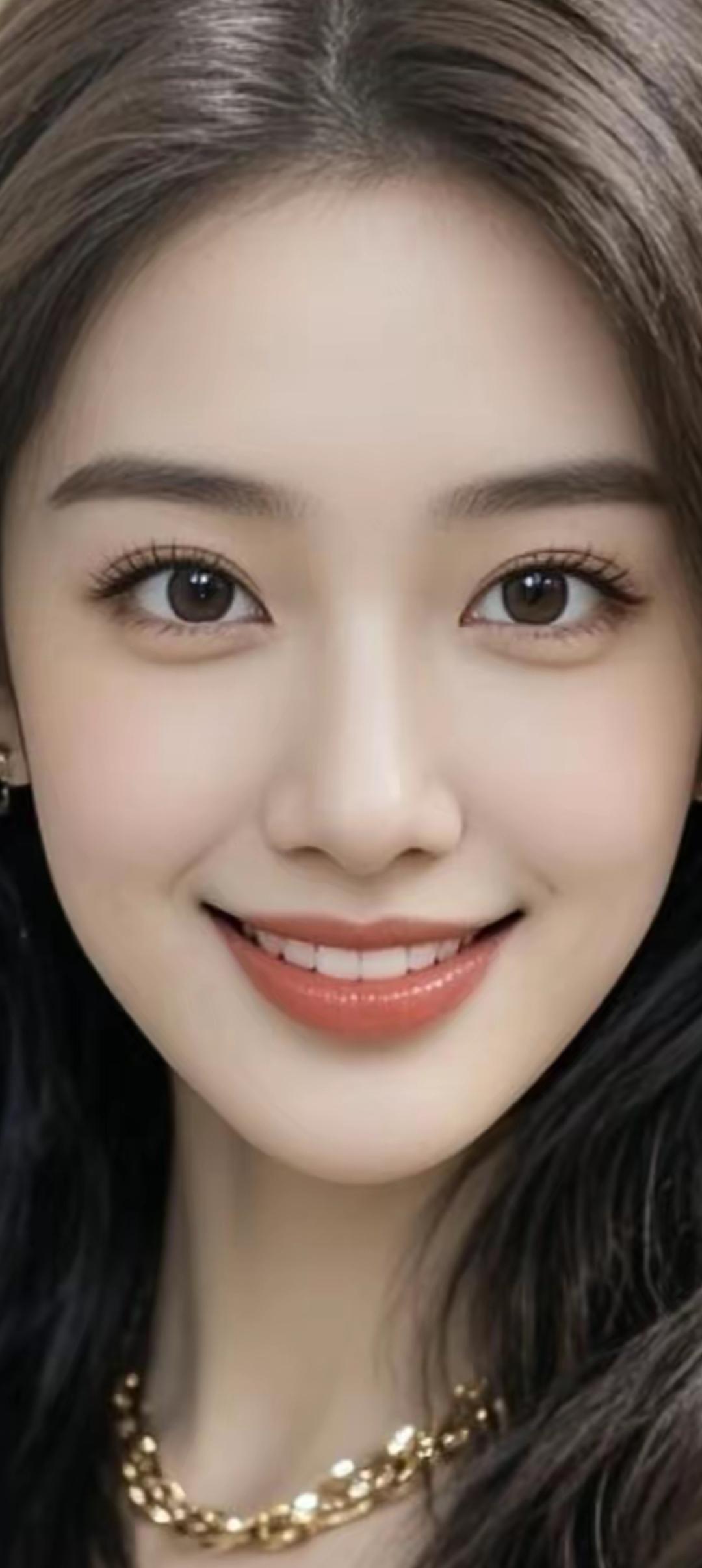 甜美笑容，金色项链，元气满满的一天！😊✨