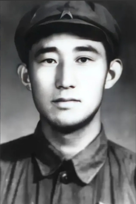 1949年，潜伏在敌人内部的地下党员吴荣森，已经引起了特务的怀疑，他察觉到危险后