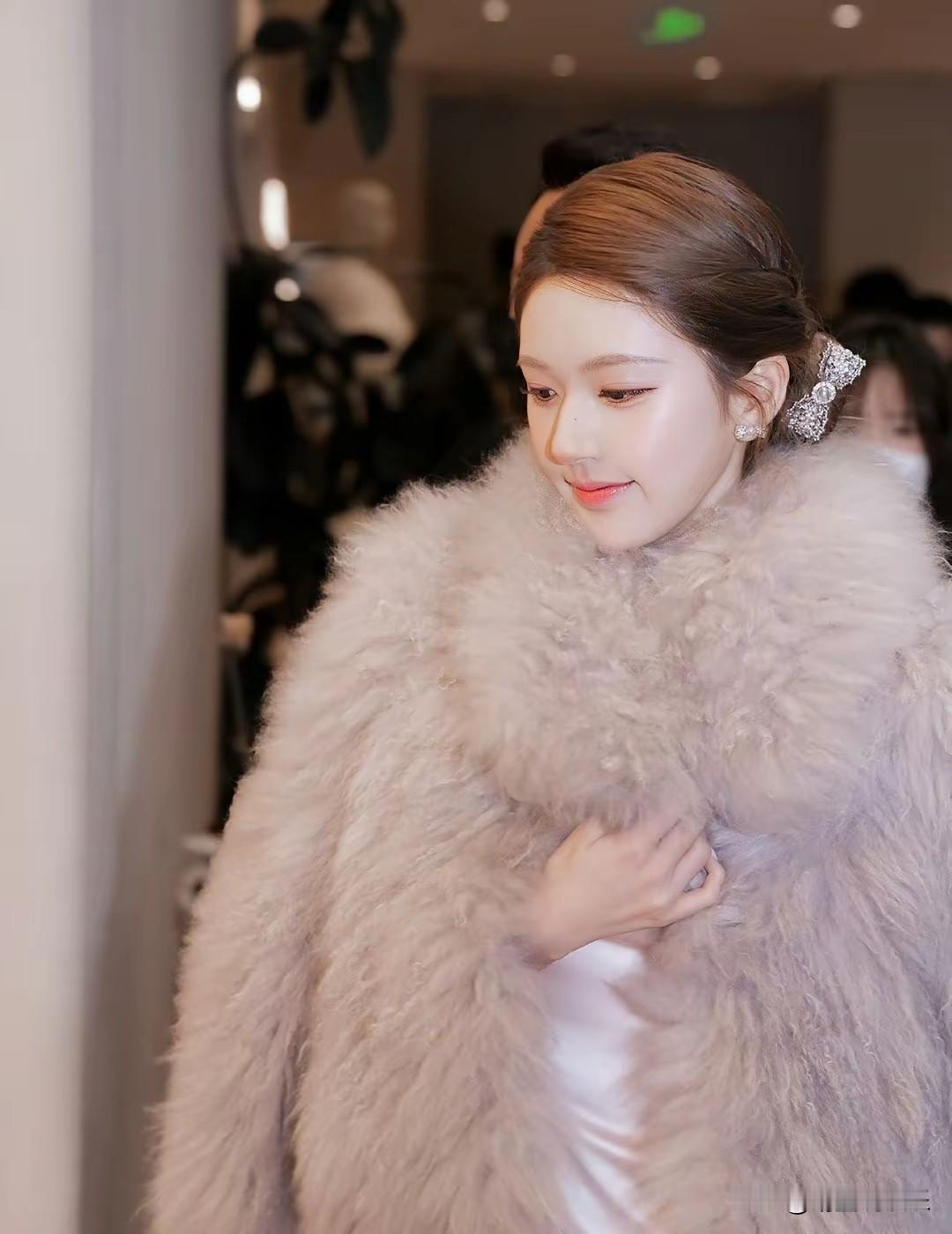 赵露思还是听劝的，不自己化妆后甜美清丽的妆容对我们的眼睛太友好了，再搭配上温柔