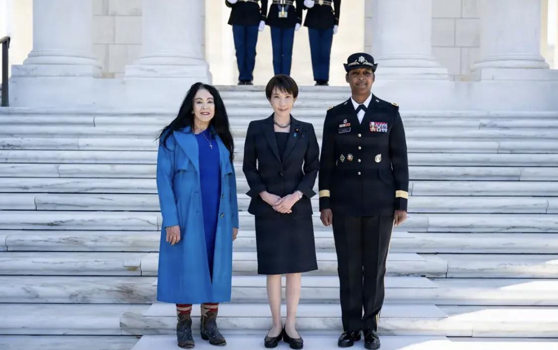 高市早苗在到访美国国家公墓时，她穿的是增高的圆头平底鞋，而美国礼宾官员是穿着尖头