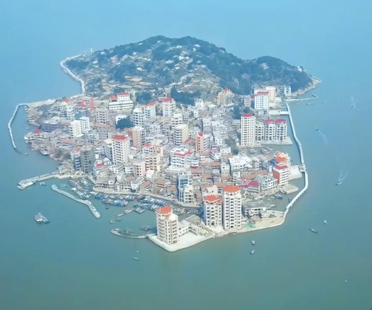 这里是福建莆田的筶杯岛，被称作海上豪宅岛，是当地别具特色的滨海渔村，坐船15分钟