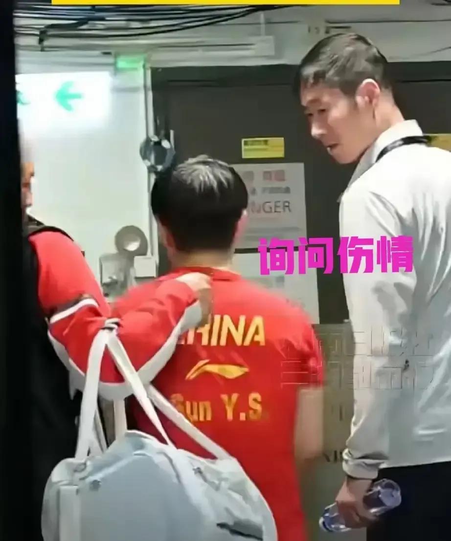 孙颖莎夺冠后手腕发抖，王励勤为什么立刻挡住镜头？赛后通道里，肖战捏着她手腕检