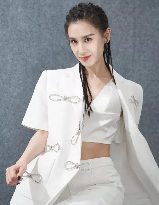 看到黄圣依谈到跟杨子的婚姻时。感觉杨子估计心都要凉了。他跟黄圣依做了十七年夫