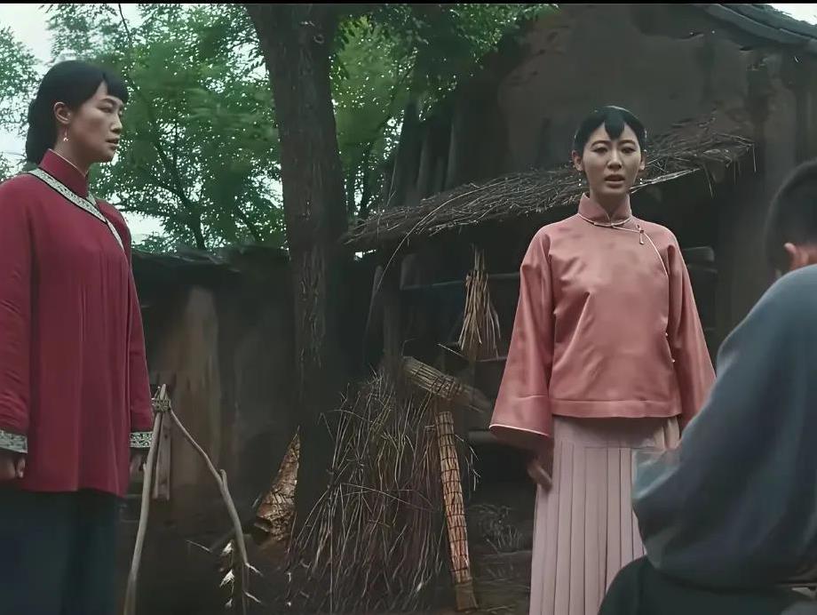 追剧《生万物》绣绣流产了，苏苏和银子送来吃的，大脚愣是不要。苏苏说：“封二叔，