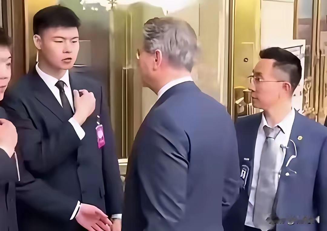 美国财长贝森特，因为没佩戴活动专用徽章被拦在了门口……美国陪同人员一再解释，这是