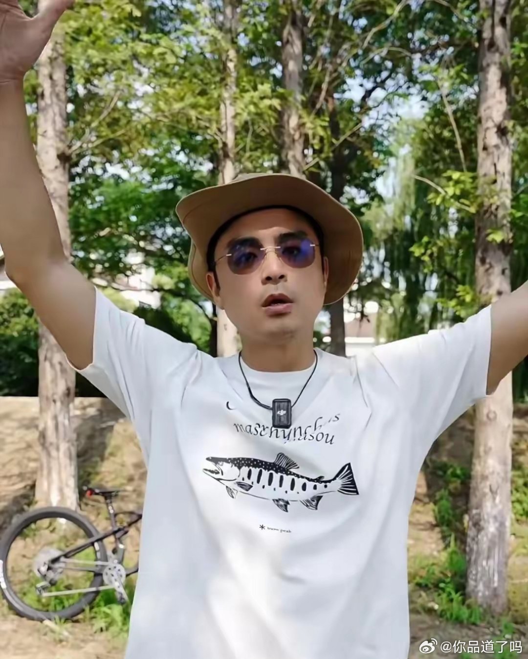 明道带俩娃玩水，5岁儿子超像爸爸，二胎女儿罕见露脸长得好可爱​​​