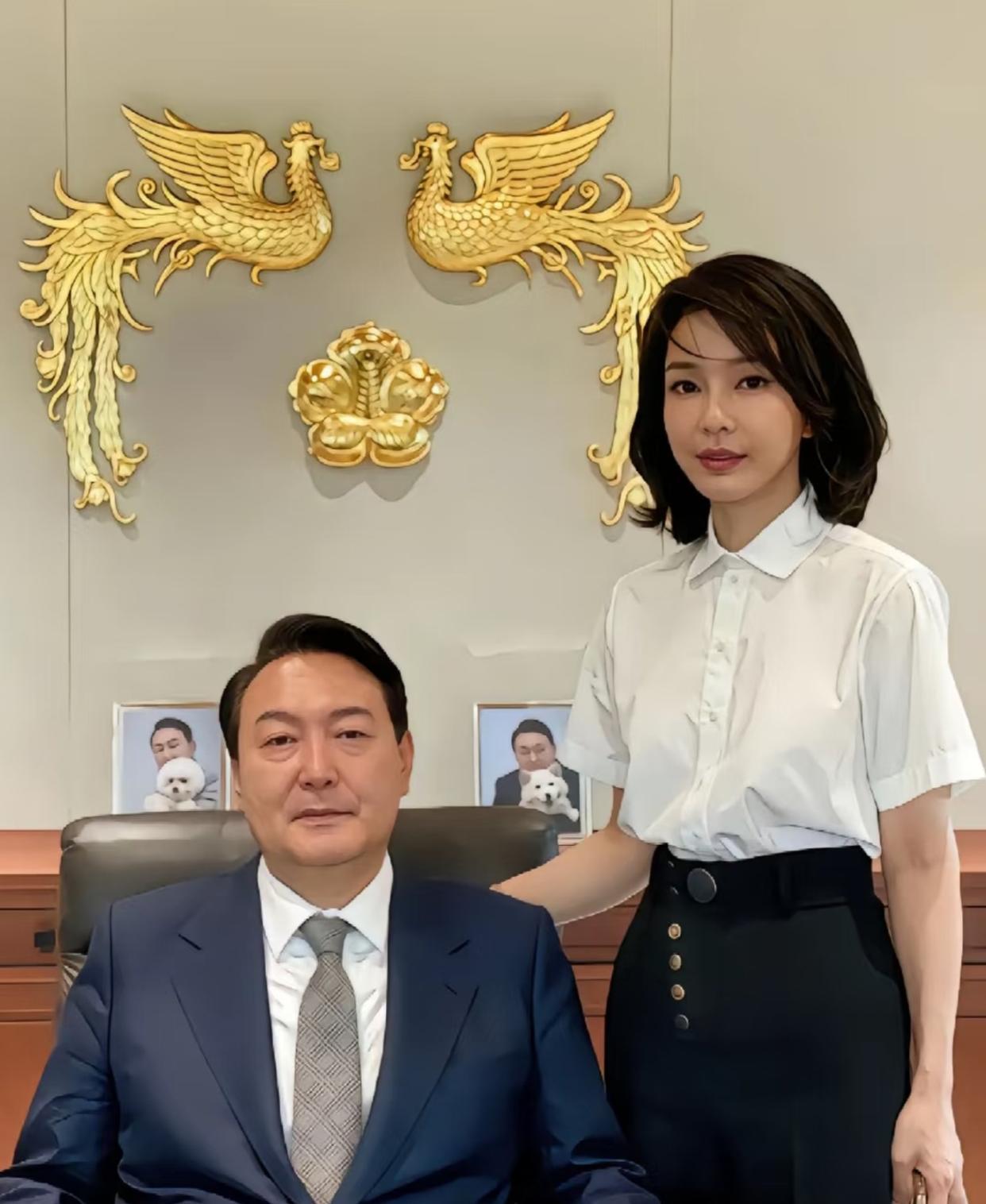 12月3日，许久不见前韩国总统夫人金建希出庭受审，画面显示她戴着口罩低着头无法自