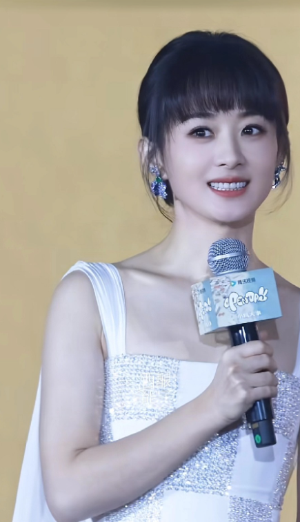 人怎么做到千面都不同，面面都漂亮的，赵丽颖精神状态真好啊！皮肤好好，水灵灵的，好