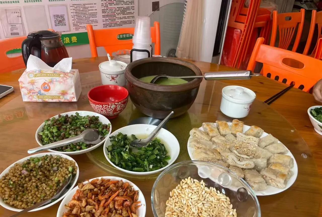 还没到中秋节，小姑子就打电话给我了，说让我买三种口味的月饼。昨天晚上小姑子给我