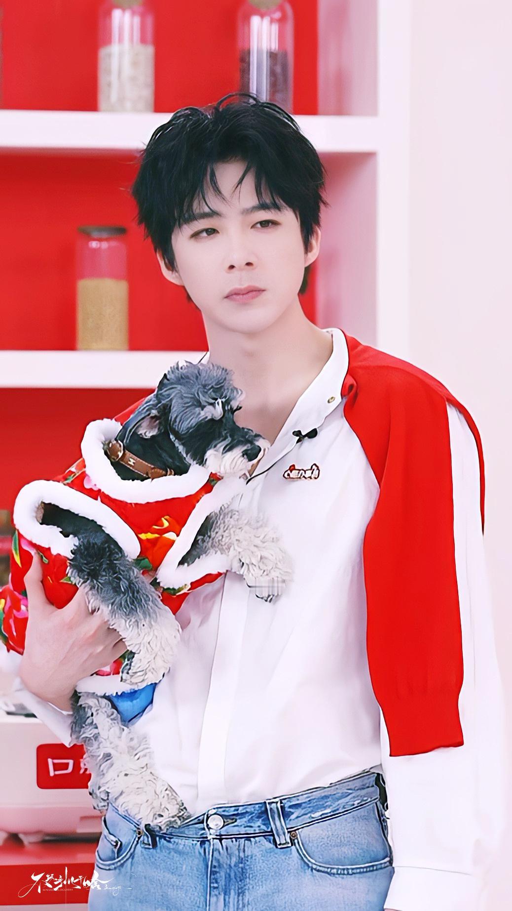 刘宇宁：不录《花少》，单手抱呆米尽显温柔2026年1月26日，刘宇宁在京东超