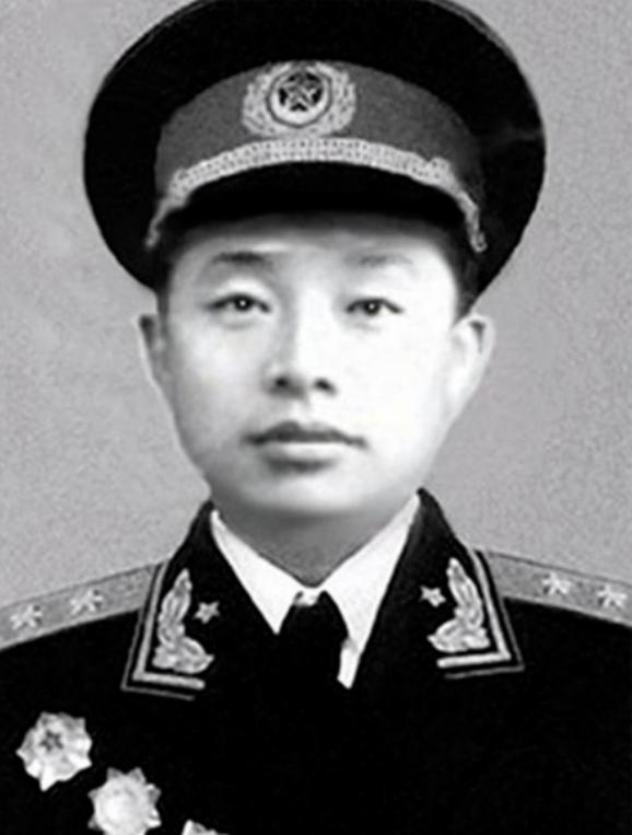 🌞授衔台上，一张年轻稚嫩的面庞，却肩扛中将军衔，着实令人惊叹，不禁让人感叹