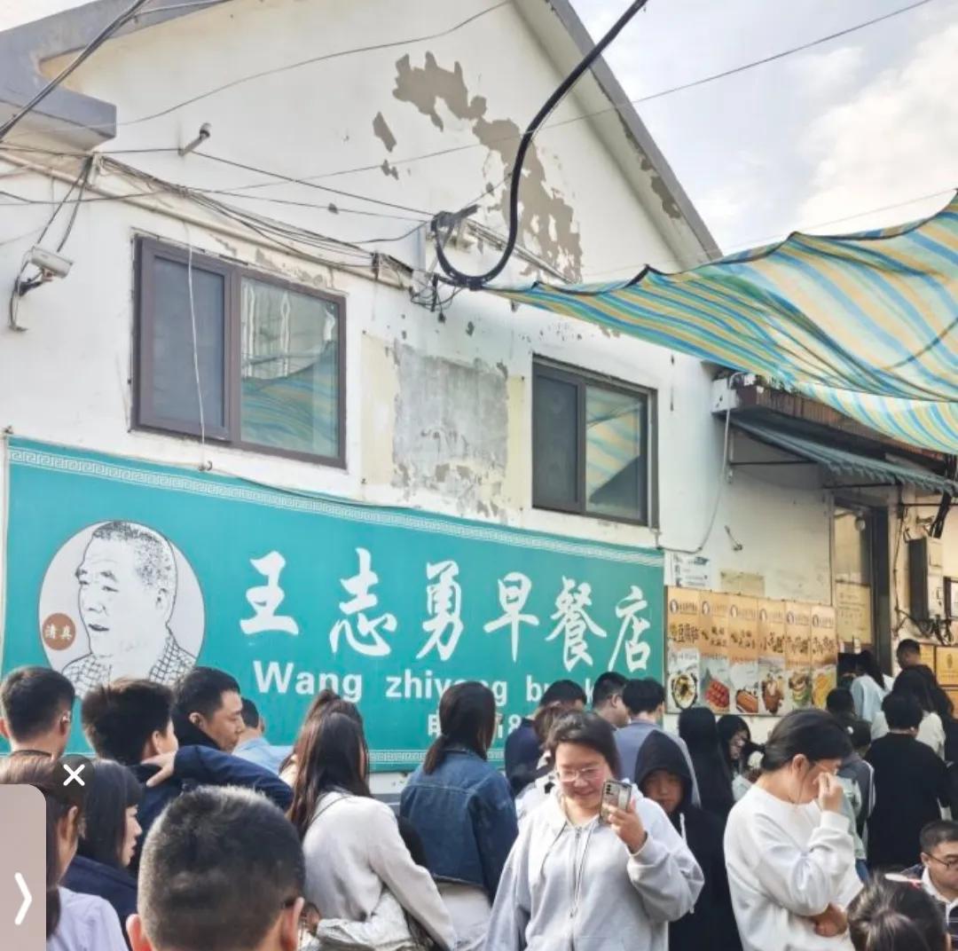 吃豆腐脑，我吃的具有地方特色的豆腐脑，就属山东青州古城一家早餐店豆腐脑了，一家网