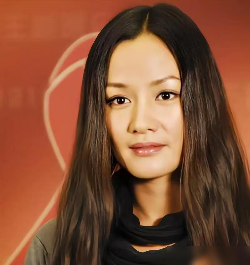 52岁瞿颖，不结婚，不生娃，却给外国男友俩孩子当了后妈。这活法，就离谱。泰