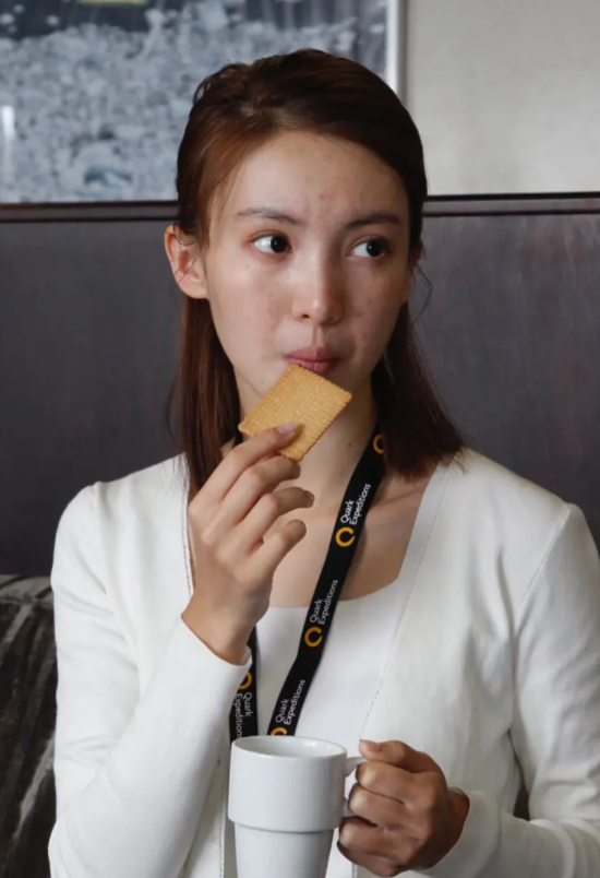 金晨不化妆真实的样子，其实脸上痘痘也挺多的，这才是女明星私下最真实的样子。