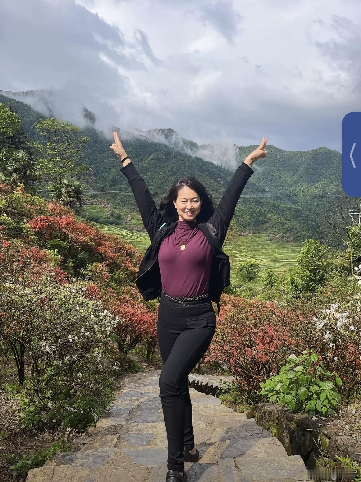 我有个亲戚，就是下图这个女人，名叫军军。她说人一旦过了五十岁，就要放松心情地活着