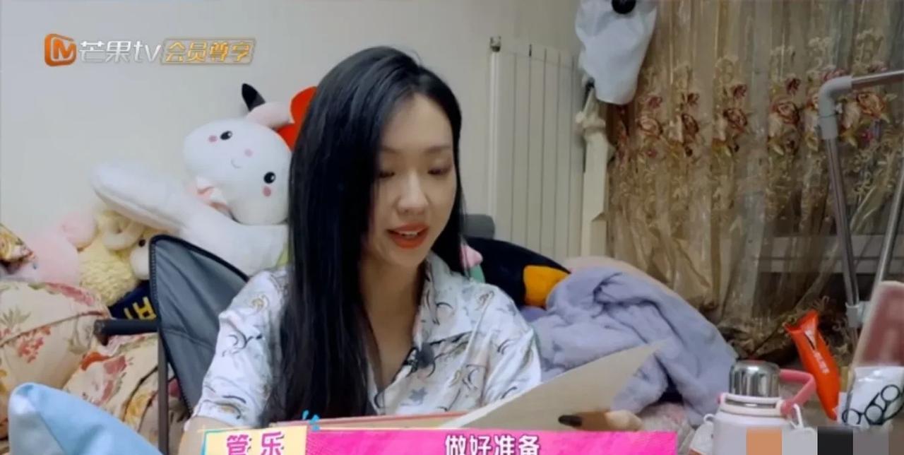管乐直接震惊了观察团的所有成员，没想到她的家会这么乱，沙发，餐椅，地面到处都是东