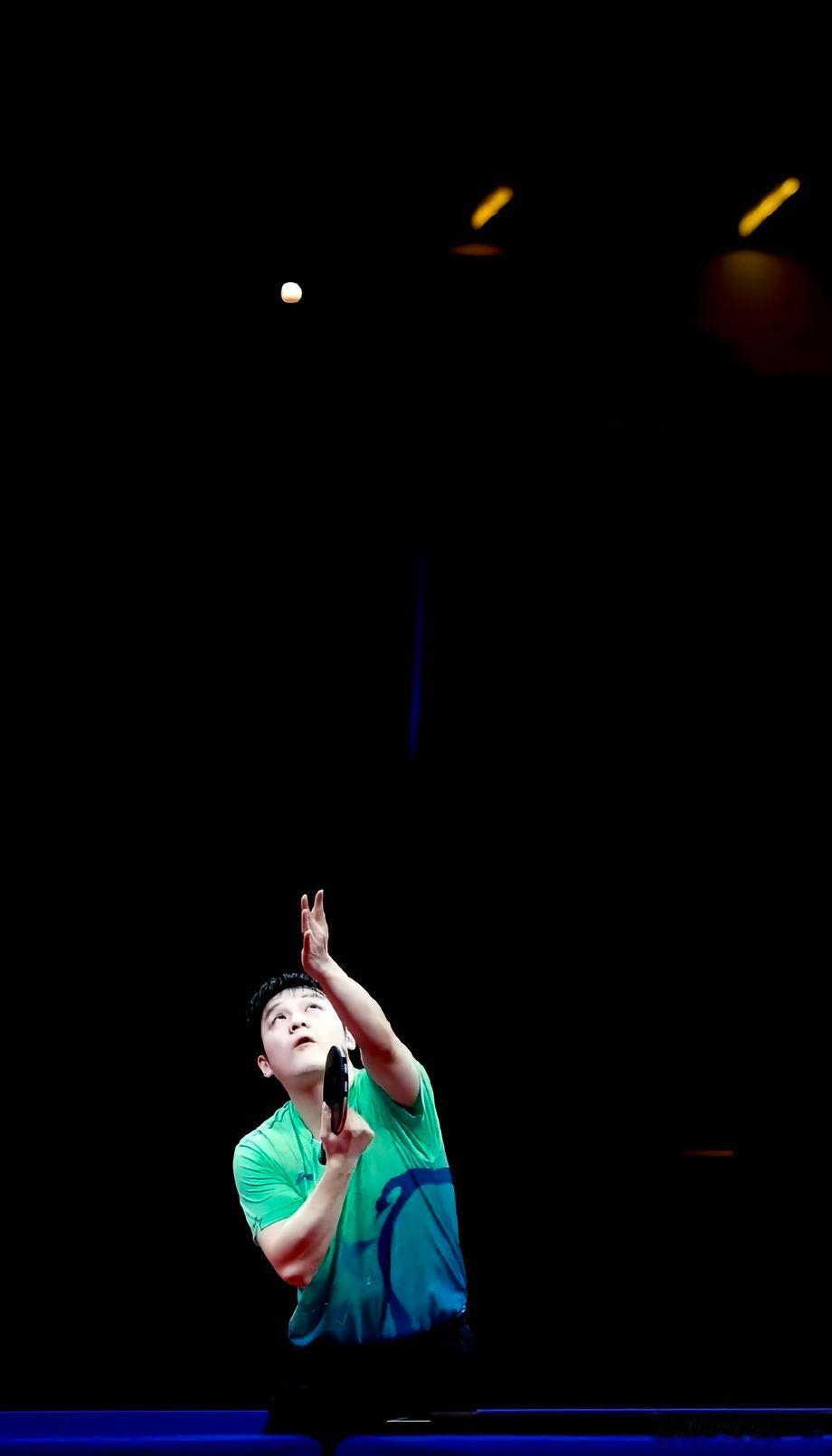 樊振东的高抛发球，每一次起落都勾勒出乒乓运动独有的极致美学感。​​​