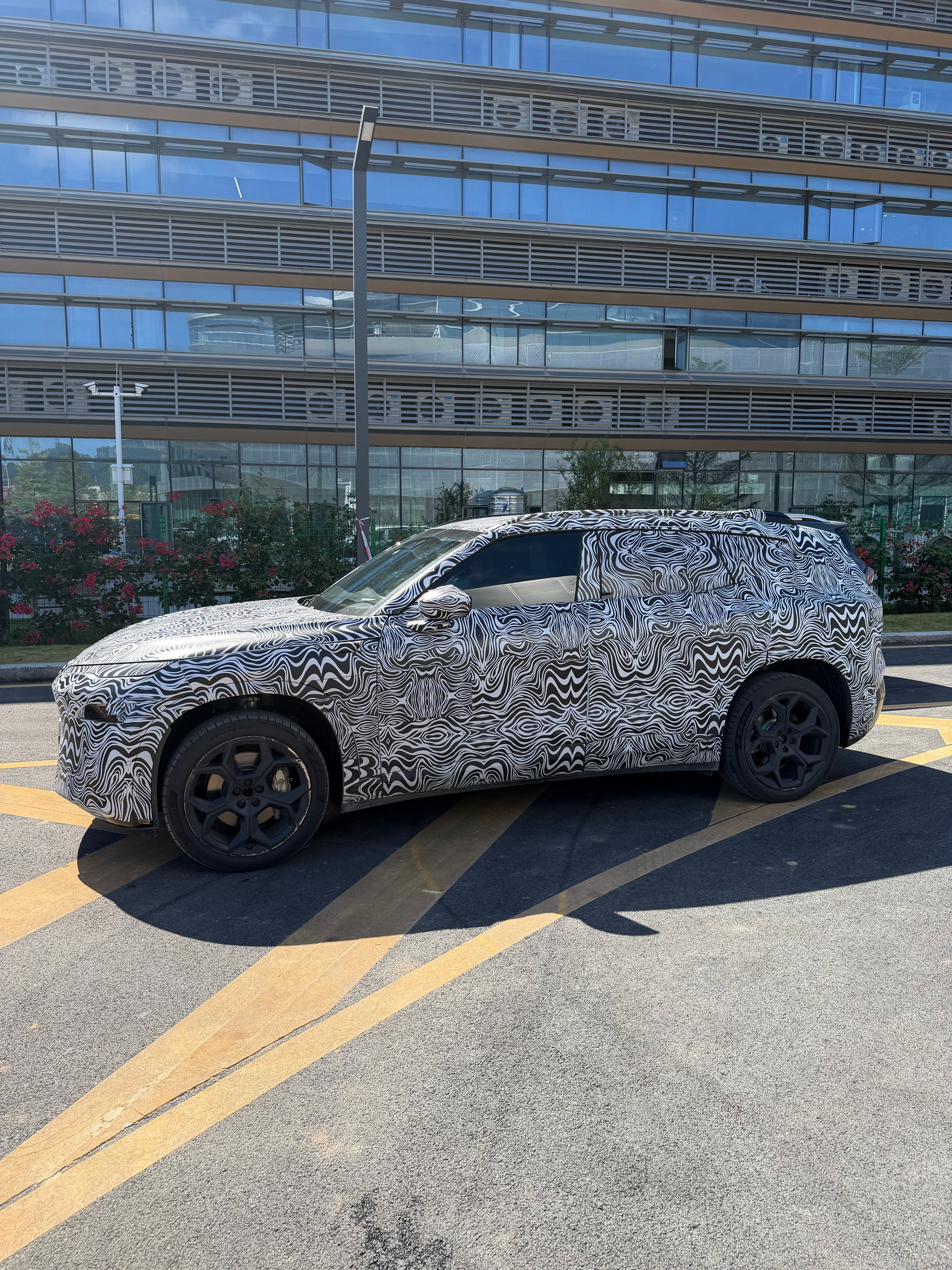 中国新能源已经在引领了。早上一到小鹏新总部，就遇到了各种测试车。眼尖的车友们可以