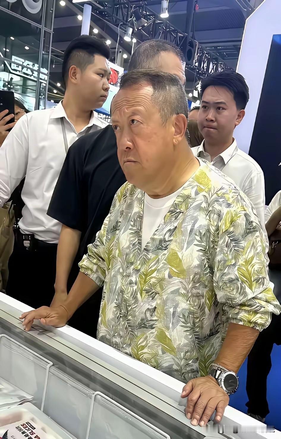 他是怎么火起来的，实在搞不懂！[捂脸哭][捂脸哭]
