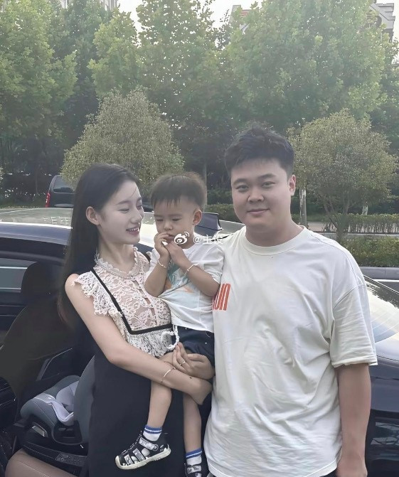 这孩子多像爸爸，你觉得呢