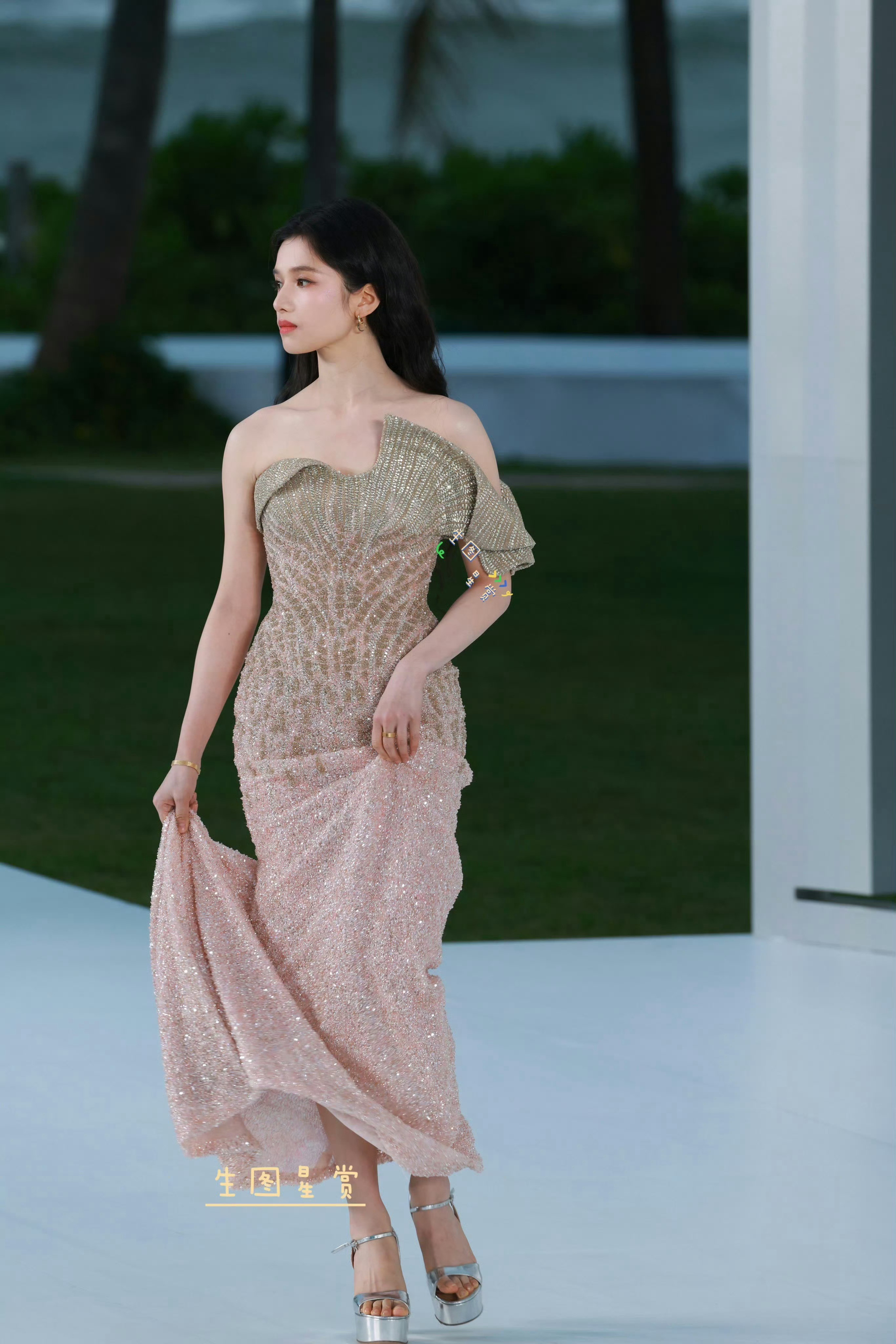 张婧仪xELLE红毯生图张婧仪菜市场妆造