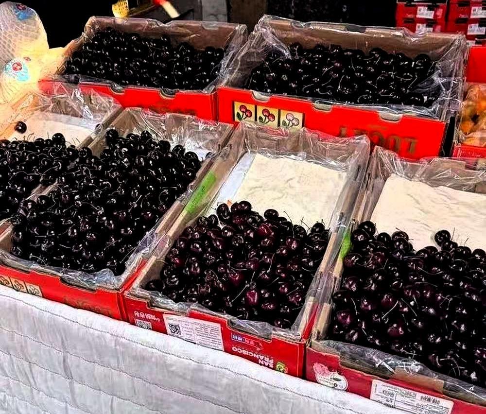 车厘子的神话，算是破了。水果市场里，一个女人直接走到水果摊前，指着一整箱通红的