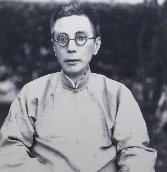 1905年，张静江坐船去法国，无意中看到孙中山，谁知对方总是避而不见。他一咬牙，