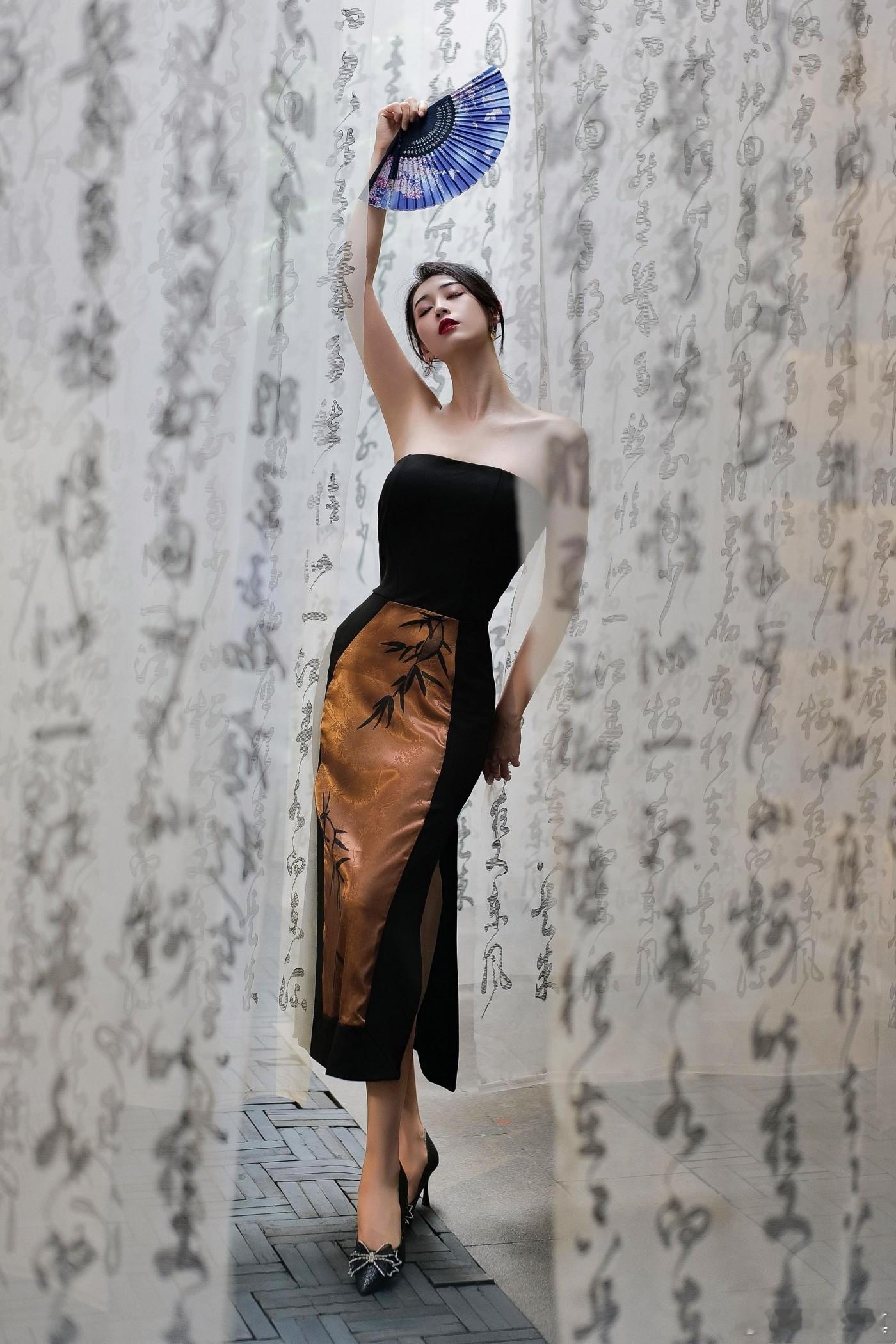 谭乔尹新中式抹胸连衣裙，黑金墨竹的丝绒布料气质典雅，外披时尚设计感的拼接短外套