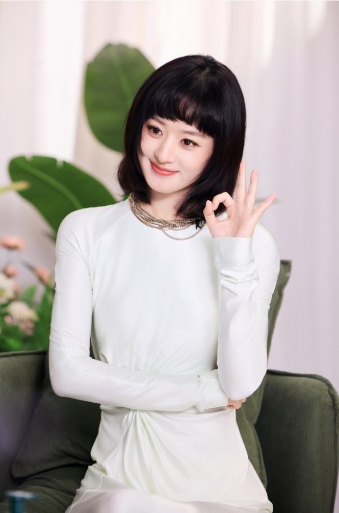 赵丽颖终于要出山了！赵丽颖认养一头牛品牌直播预热，25日空降直播间，今年露面很