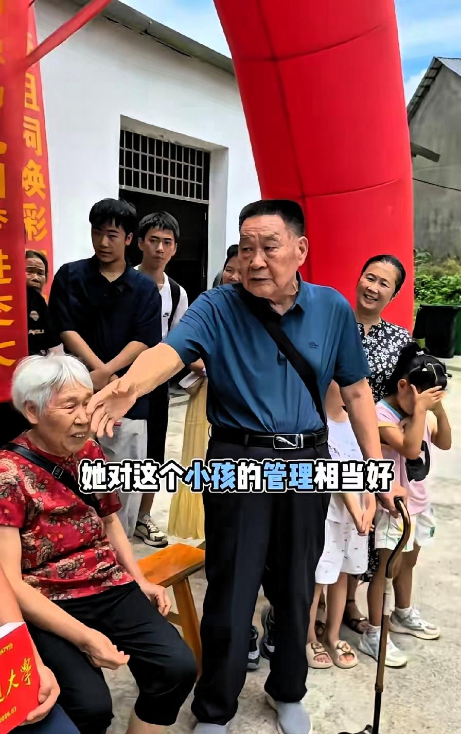 湖南，一位83岁老人，在孙子考上上海交大的升学宴上，竟然不按常理出牌，一开口没有
