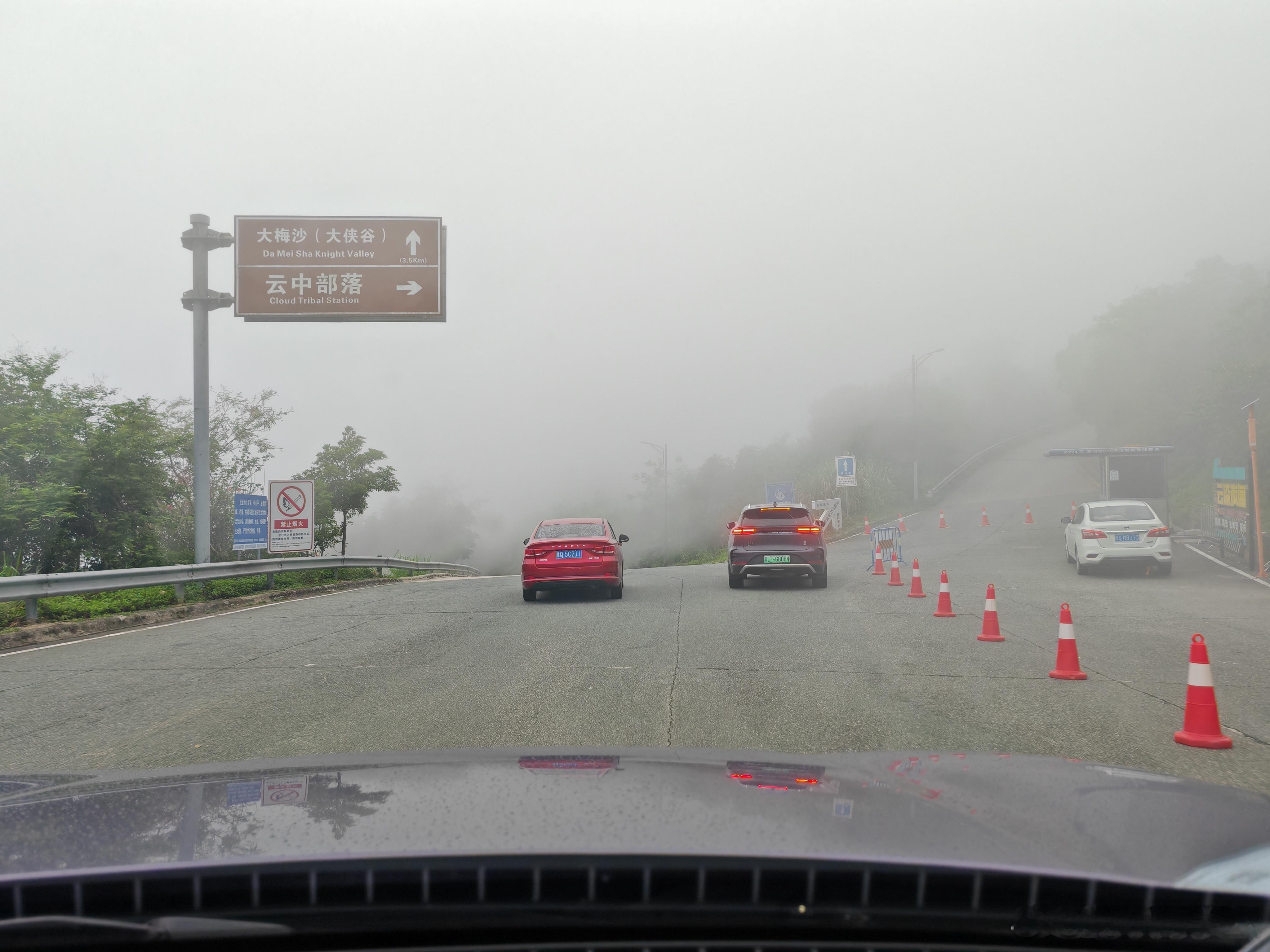昨天开着问界新M5Ultra的增程后驱版去跑山路，动力足，底盘稳，运动模式下的