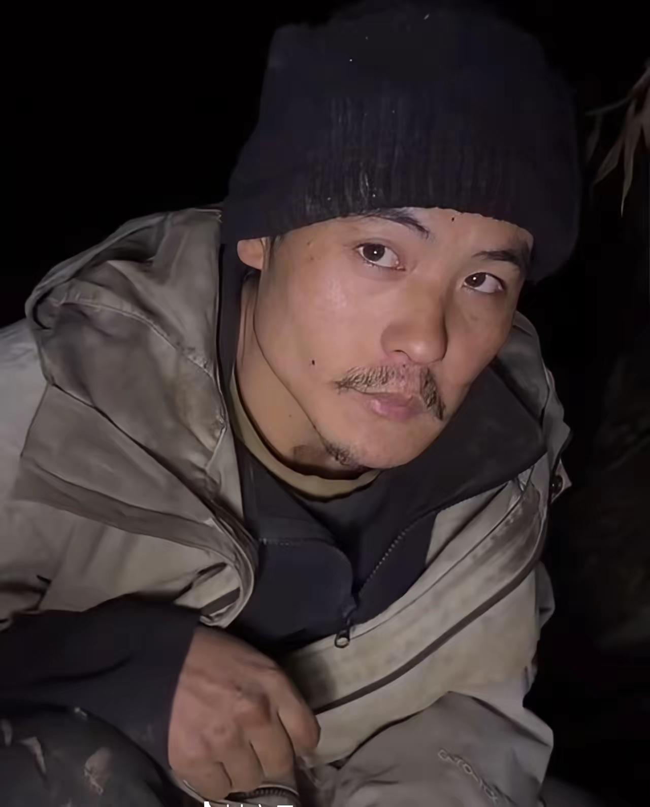 不是我说，两个月不见这变化也太大了吧？我是足足看了好几遍才认出这位男子。他竟