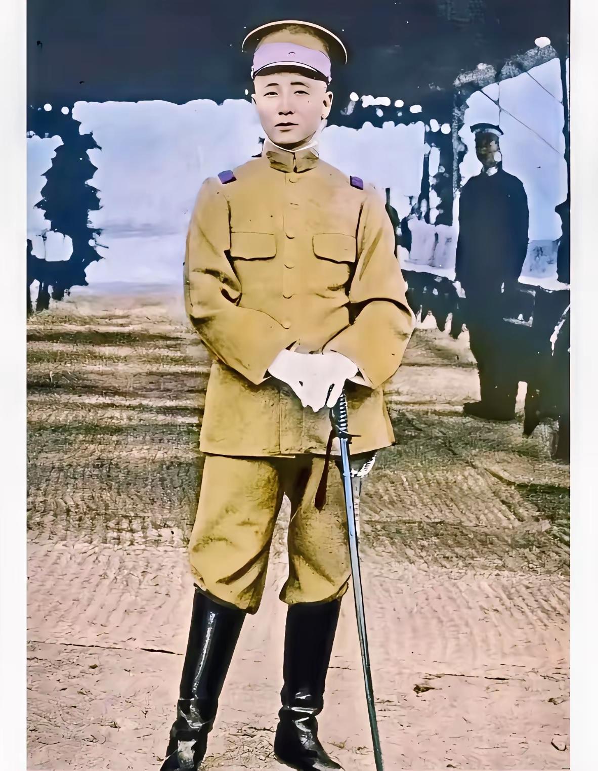 这是少帅张学良之父张作霖39岁时的照片。有点英武之气，张学良没有父亲帅，张学良