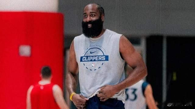 快船大概率保持现状一是弗兰克和鲈鱼拿捏鲍尔默的痛脚，裁掉爆出去就是大雷，所以