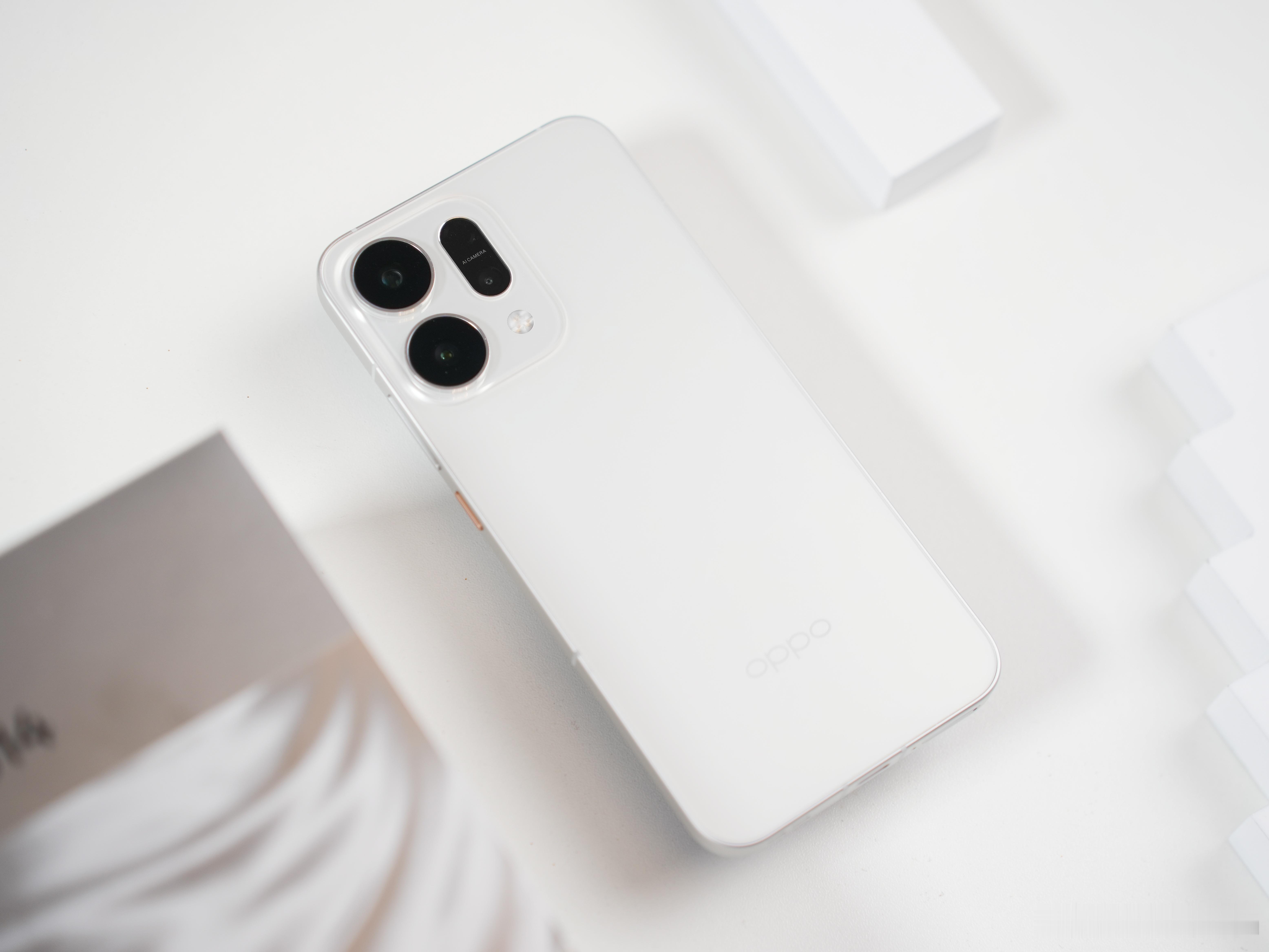 OPPOReno14日月光标准版以“双向温感变色”工艺惊艳亮相，成为中端市场的