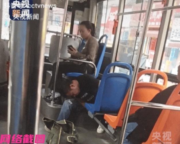 贵州贵阳有男子乘坐公交车时，突然有发现自己前面有座椅松动，想到会给乘坐的其他乘客