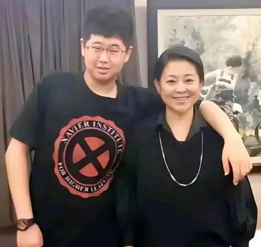 1999年，倪萍晚上跑到冯小刚家中，突然跪在地上，痛哭流涕，对冯小刚说：“哥，我