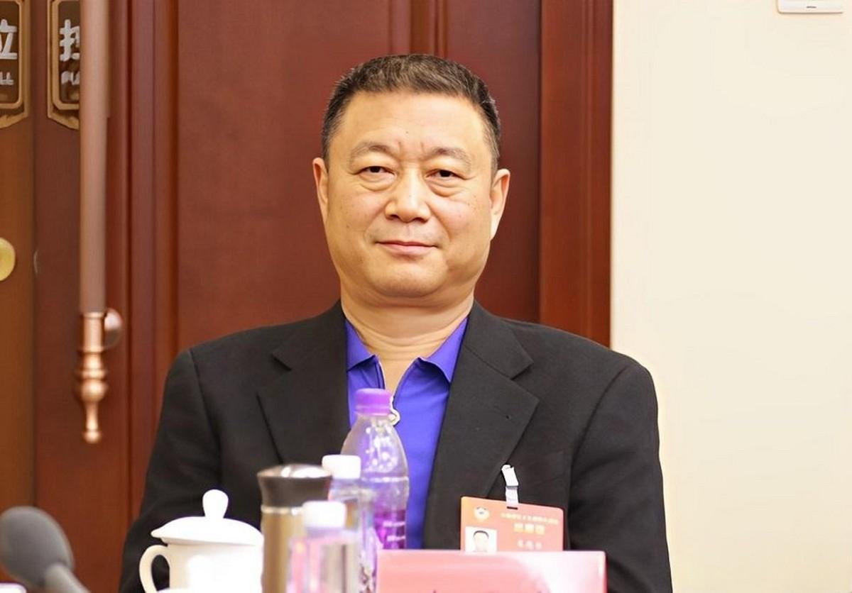 1989年，乌鲁木齐市的一小伙子不顾家人反对，以8万块的天价租下废弃电影院。朋友