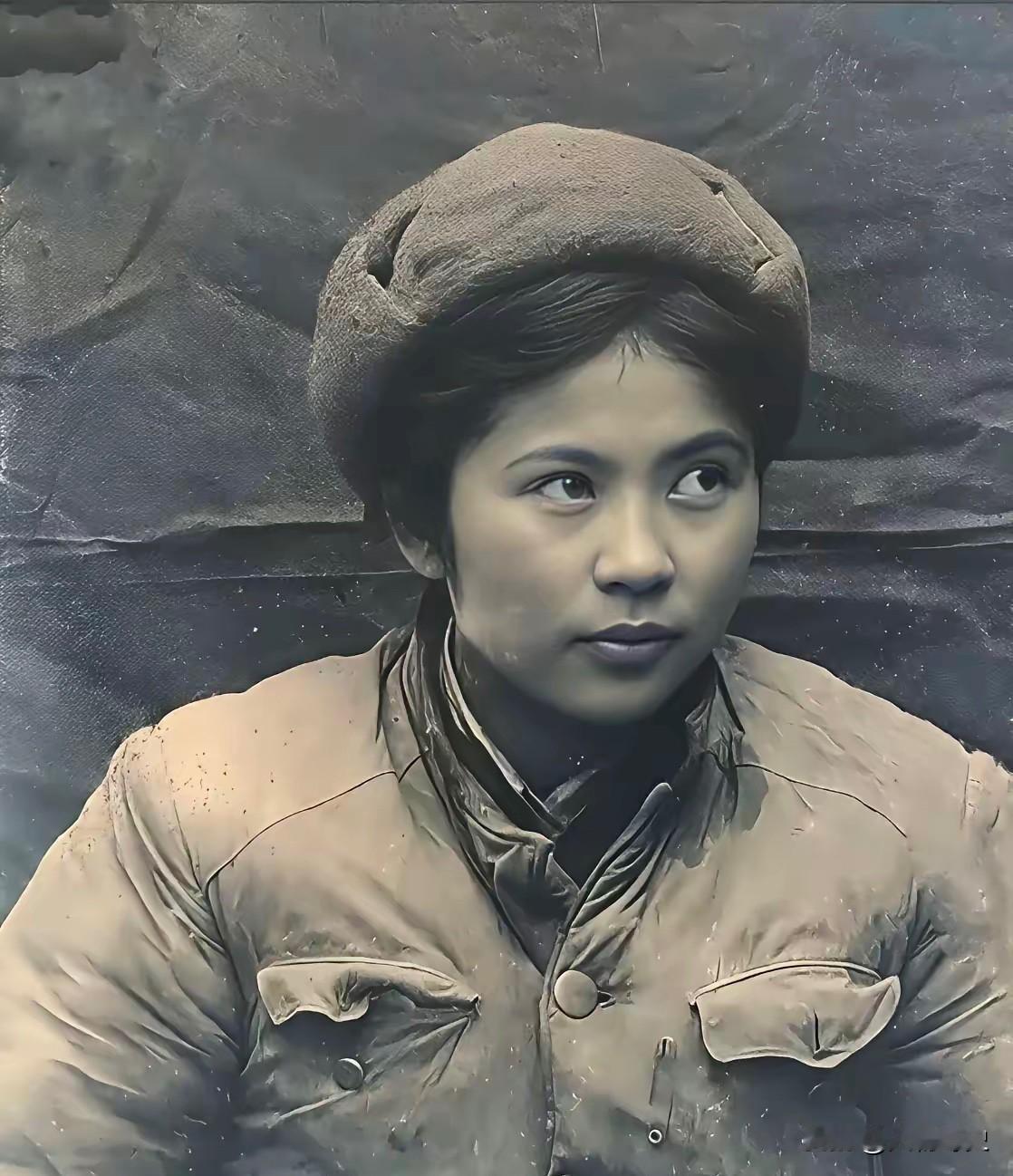 前些天我在整理书房角落的旧纸箱，翻到张泛黄照片。照片里是个穿军装的年轻姑娘，在朝