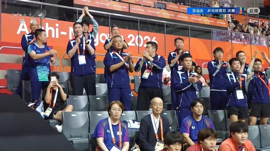 石油组合4-2拿下张本智和/筱塚大登的时候，大家注意到看台上的日乒助威团了吗？