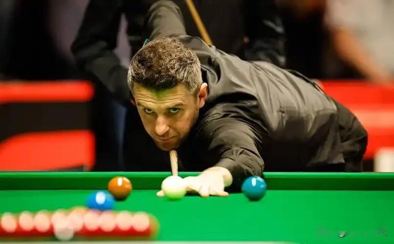 塞尔比惨败，艾伦晋级塞尔比两鬓斑白，不修边幅，有点像拾荒的老头。北京时间2月2