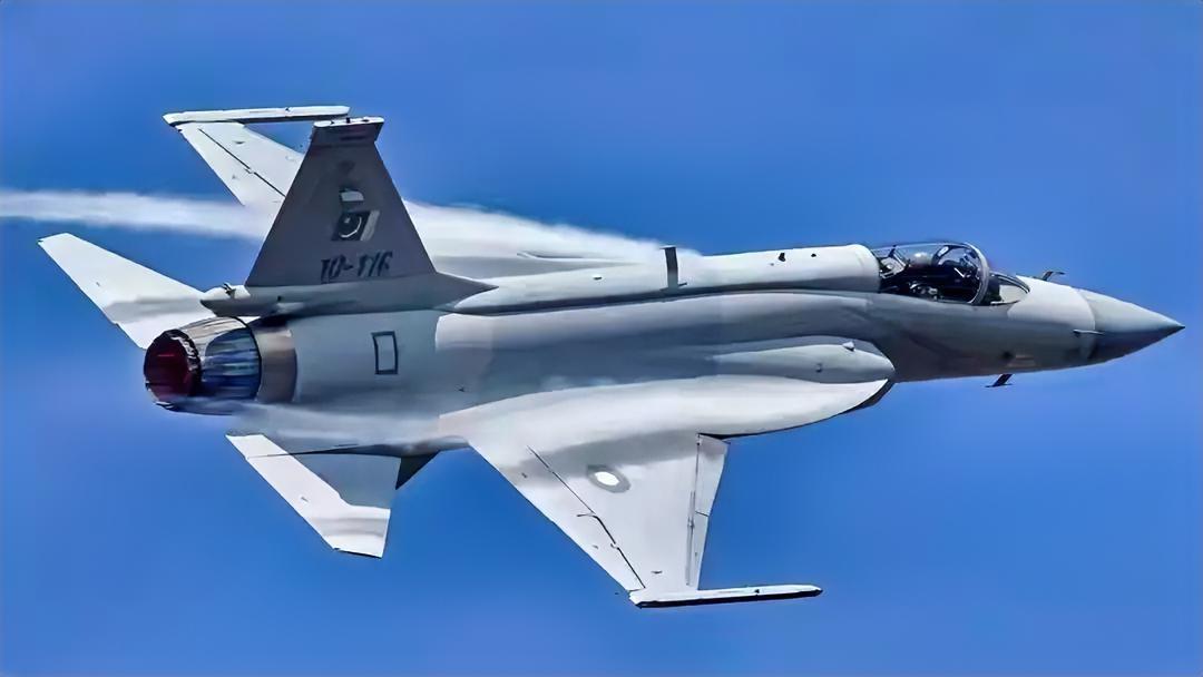 枭龙战机一月狂揽四单，产能焦虑？格局小了！国际军火市场惊雷炸响！中国枭龙战