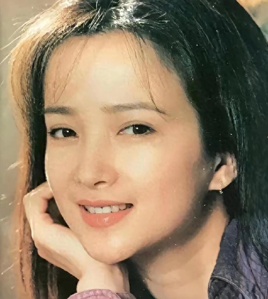 王卫国爆料，他与何晴是邻居，经常送她去就医，她儿子租房住王卫国是在12